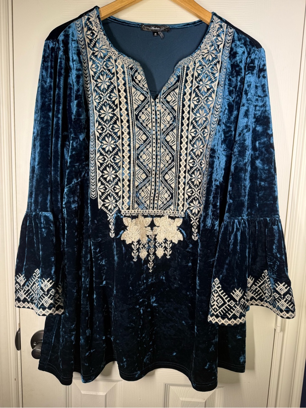 ANDREE BY UNIT Teal Blue Velvet Tunic with Cream Embroidery Sz 1X